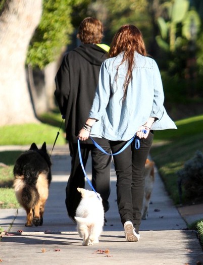 Billy Ray Cyrus Miley Cyrus Out Walking Their HiUnPb8X3Lbl - album pentru hannahmontanamileycyrus55