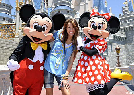 miley-cyrus-mickey-minnie-mouse-disneyland-hannah-montana-birthday-pictures - album pentru hannahmontanamileycyrus55