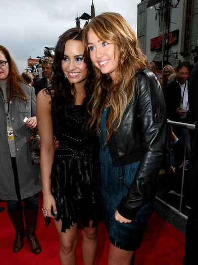 Premiere+Walt+Disney+Pictures+Hannah+Montana+2eaVa_WPSTll - Miley Cyrus And Demi Lovato