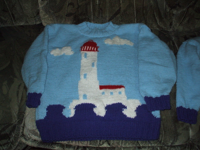 Pulover tricotat cu motive marinaresti