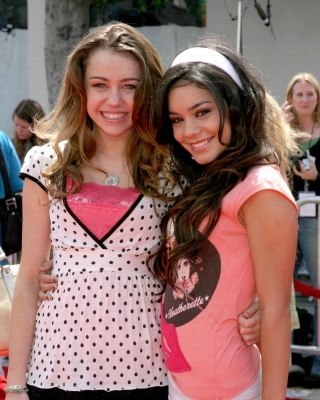 1244_miley and vannessa - Miley Cyrus And Vanessa Hudgens