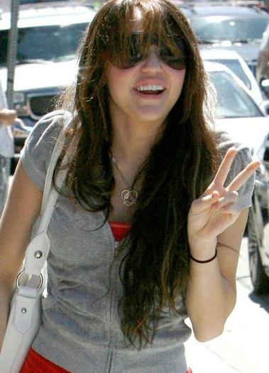 miley-cyrus-peace - Miley Cyrus Pace