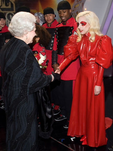 lady-gaga-queen-E2