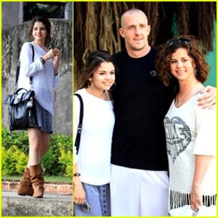 selena-gomez-family-sightseeker - Selena Gomez And His Family