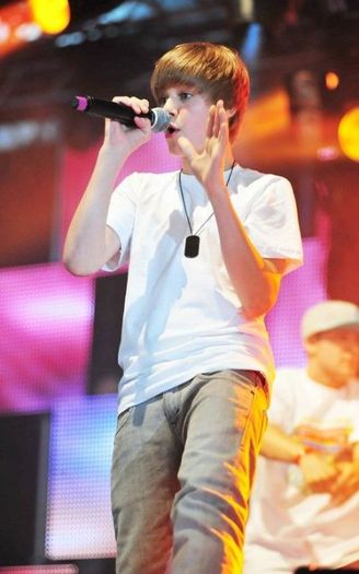 rj6655nzi88ere6i - Justin Bieber