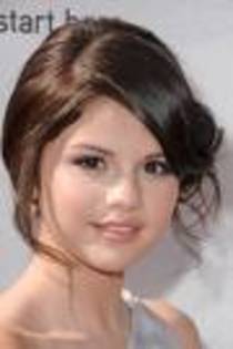 selena  gomez  cu  parul  prins - selena  gomez