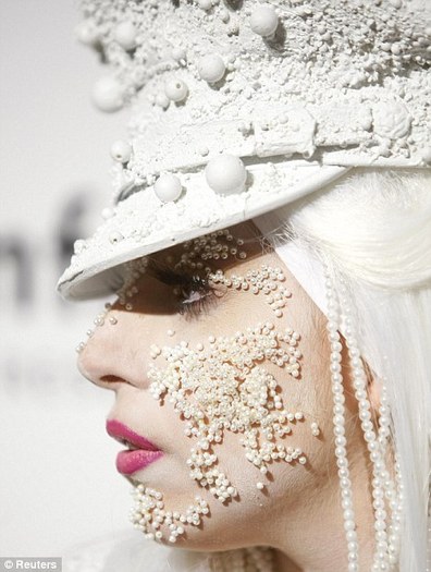 lady-gaga-pearls-face - album pentru TheBestCelebrity