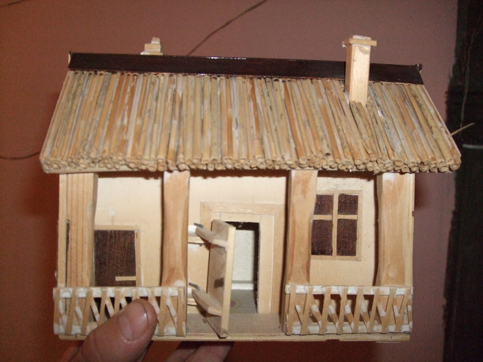 Casa acoperita cu stuf - Artizanat din lemn