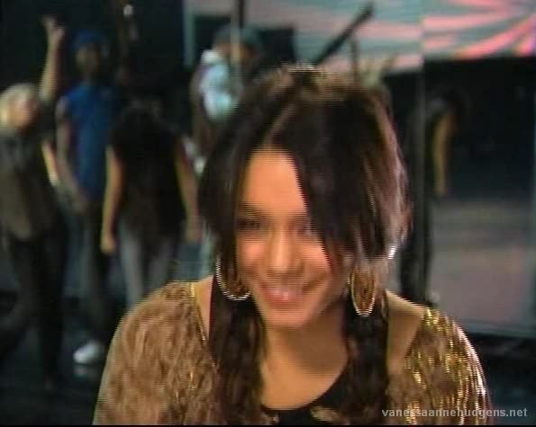 vanessaannehudgens_dot_net-disneynewyearsingalong2006-0013