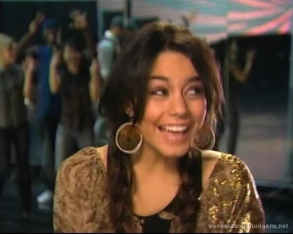 vanessaannehudgens_dot_net-disneynewyearsingalong2006-0050