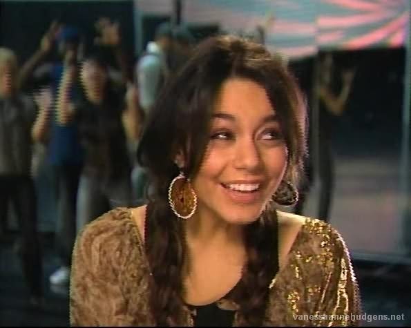 vanessaannehudgens_dot_net-disneynewyearsingalong2006-0051