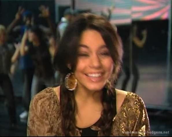 vanessaannehudgens_dot_net-disneynewyearsingalong2006-0053