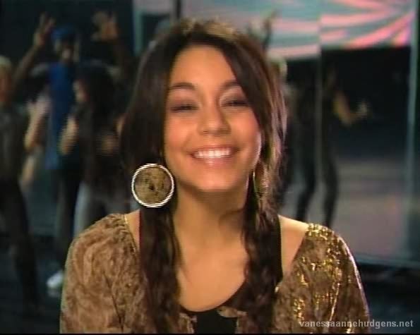 vanessaannehudgens_dot_net-disneynewyearsingalong2006-0055