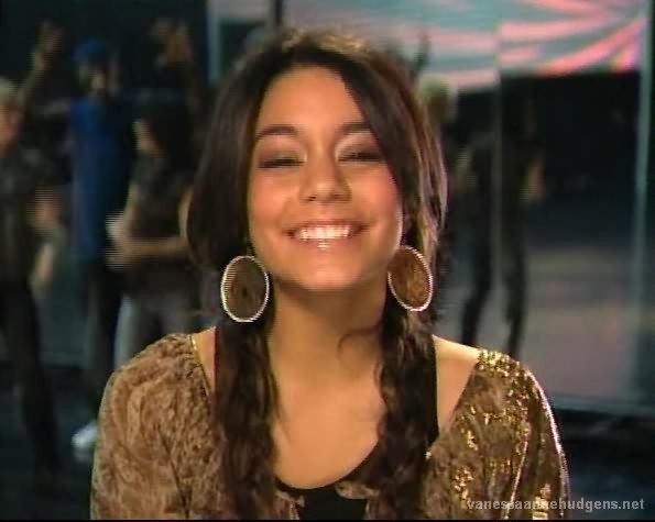 vanessaannehudgens_dot_net-disneynewyearsingalong2006-0056