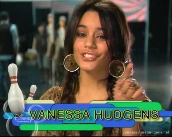 vanessaannehudgens_dot_net-disneynewyearsingalong2006-0081