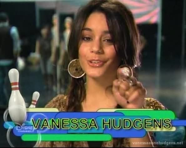 vanessaannehudgens_dot_net-disneynewyearsingalong2006-0083