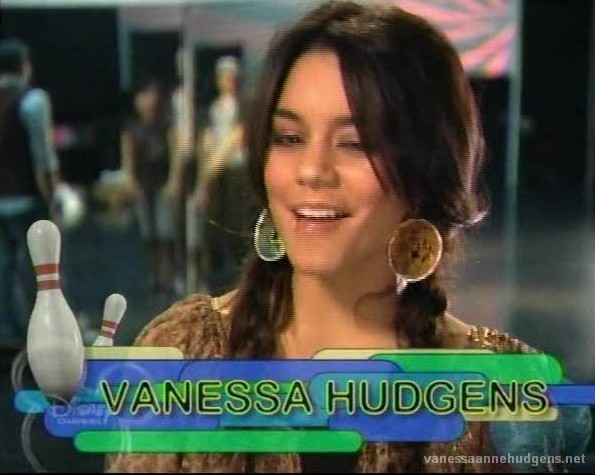 vanessaannehudgens_dot_net-disneynewyearsingalong2006-0092