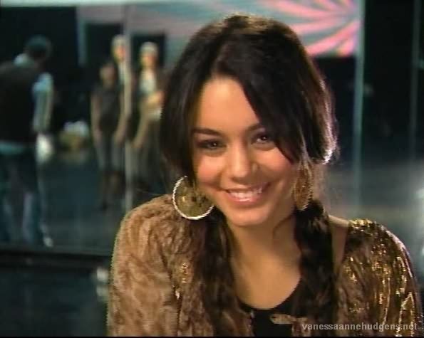 vanessaannehudgens_dot_net-disneynewyearsingalong2006-0101