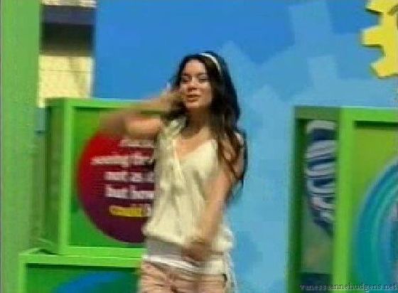 vanessaannehudgens-dot-net_disney_365_dogers_statium-0003