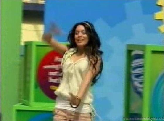 vanessaannehudgens-dot-net_disney_365_dogers_statium-0004