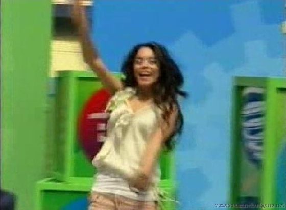 vanessaannehudgens-dot-net_disney_365_dogers_statium-0005