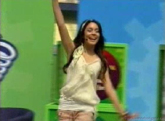 vanessaannehudgens-dot-net_disney_365_dogers_statium-0008