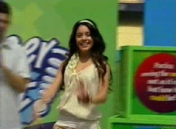 vanessaannehudgens-dot-net_disney_365_dogers_statium-0015