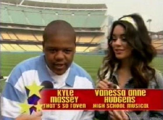 vanessaannehudgens-dot-net_disney_365_dogers_statium-0024