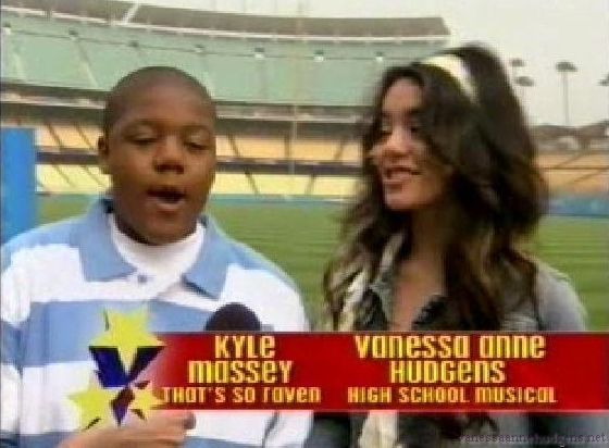 vanessaannehudgens-dot-net_disney_365_dogers_statium-0030