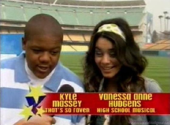 vanessaannehudgens-dot-net_disney_365_dogers_statium-0040