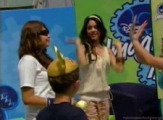 vanessaannehudgens-dot-net_disney_365_dogers_statium-0044