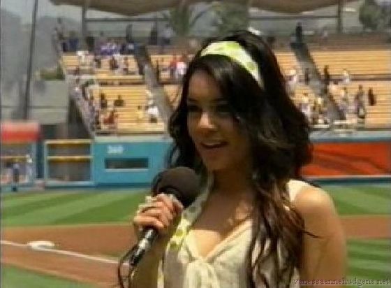 vanessaannehudgens-dot-net_disney_365_dogers_statium-0131