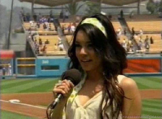 vanessaannehudgens-dot-net_disney_365_dogers_statium-0132