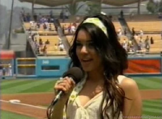 vanessaannehudgens-dot-net_disney_365_dogers_statium-0133
