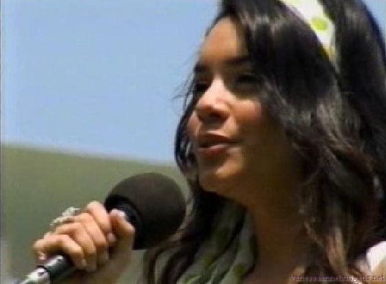 vanessaannehudgens-dot-net_disney_365_dogers_statium-0143