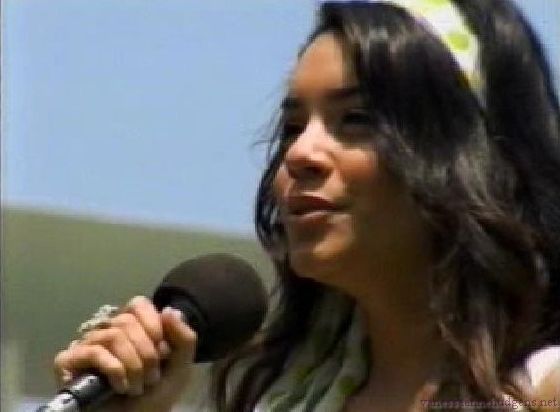 vanessaannehudgens-dot-net_disney_365_dogers_statium-0144