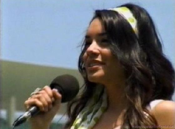 vanessaannehudgens-dot-net_disney_365_dogers_statium-0149