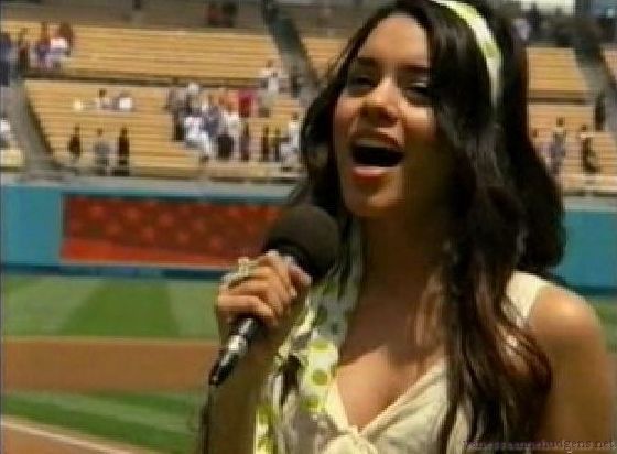 vanessaannehudgens-dot-net_disney_365_dogers_statium-0226