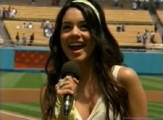 vanessaannehudgens-dot-net_disney_365_dogers_statium-0248
