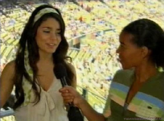 vanessaannehudgens-dot-net_disney_365_dogers_statium-0267