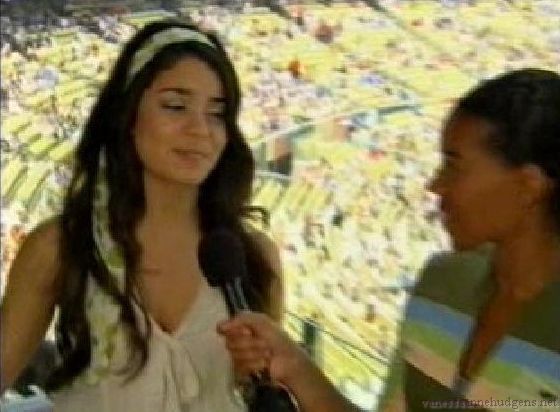 vanessaannehudgens-dot-net_disney_365_dogers_statium-0269