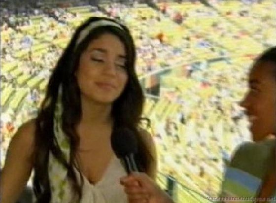 vanessaannehudgens-dot-net_disney_365_dogers_statium-0271