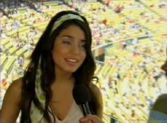 vanessaannehudgens-dot-net_disney_365_dogers_statium-0272