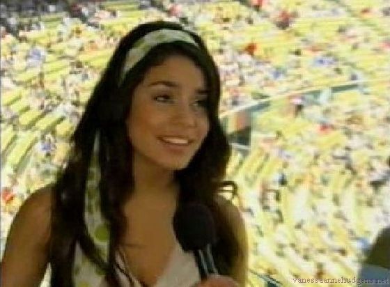 vanessaannehudgens-dot-net_disney_365_dogers_statium-0273