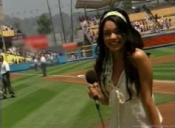 vanessaannehudgens-dot-net_disney_365_dogers_statium-0280