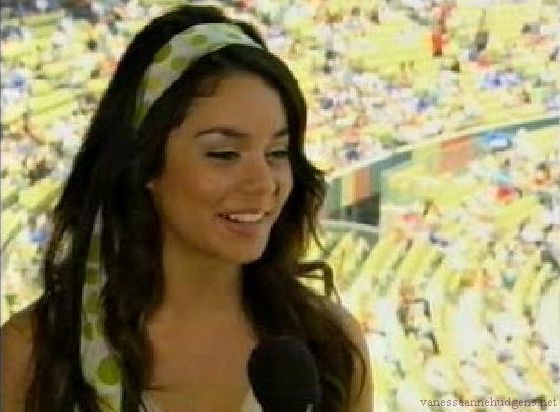 vanessaannehudgens-dot-net_disney_365_dogers_statium-0285