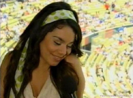 vanessaannehudgens-dot-net_disney_365_dogers_statium-0295