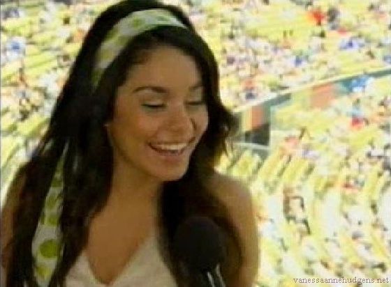 vanessaannehudgens-dot-net_disney_365_dogers_statium-0298