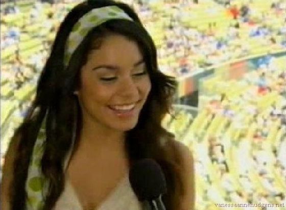 vanessaannehudgens-dot-net_disney_365_dogers_statium-0299