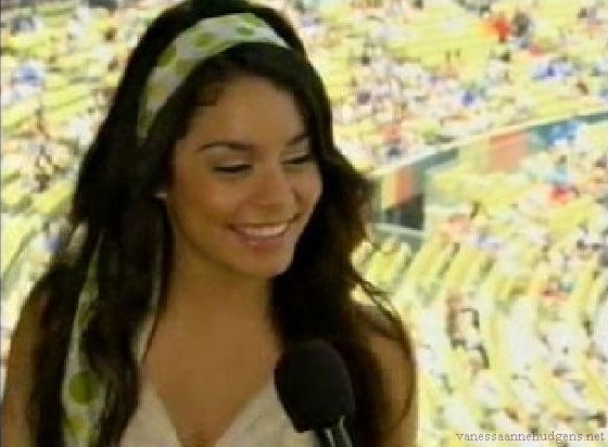 vanessaannehudgens-dot-net_disney_365_dogers_statium-0300